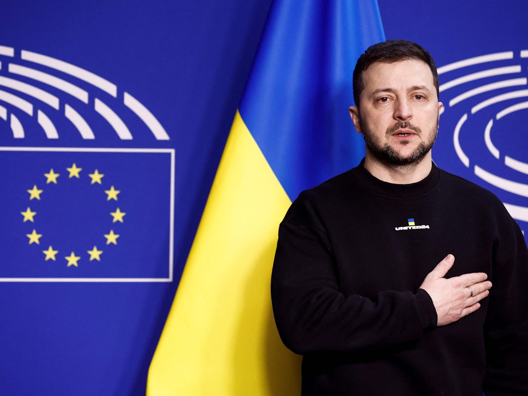 TOPSHOT - Ukraine's president Volodymyr Zelensky poses as he arrives for a summit at EU parliament in Brussels, on February 9, 2023. - Ukraine's President is set to attend an EU summit in Brussels on February 9, 2023, as the guest of honour where he will press allies to deliver fighter jets "as soon as possible" in the war against Russia. (Photo by Kenzo TRIBOUILLARD / AFP)