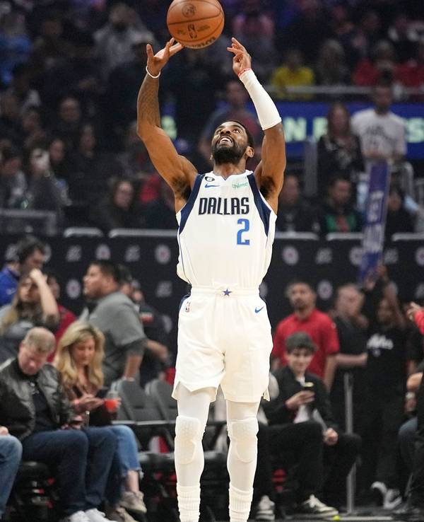 Dallas Mavericks-Guard Kyrie Irving wirft den Ball vor dem Anpfiff in die Luft.
