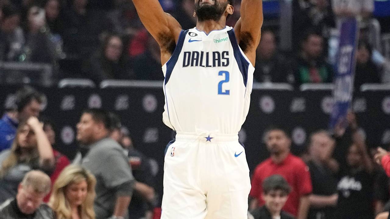 Dallas Mavericks-Guard Kyrie Irving wirft den Ball vor dem Anpfiff in die Luft.