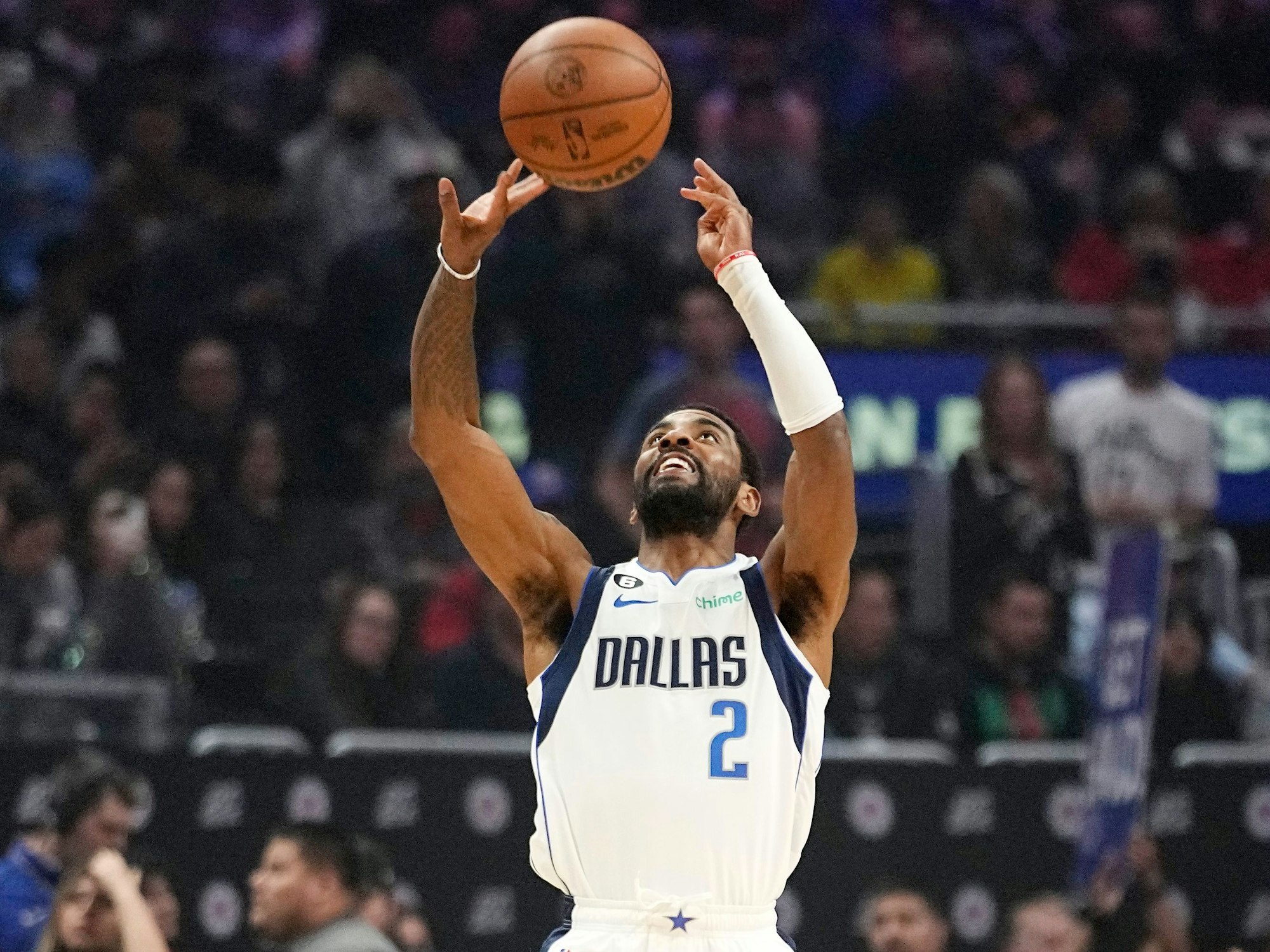 Dallas Mavericks-Guard Kyrie Irving wirft den Ball vor dem Anpfiff in die Luft.