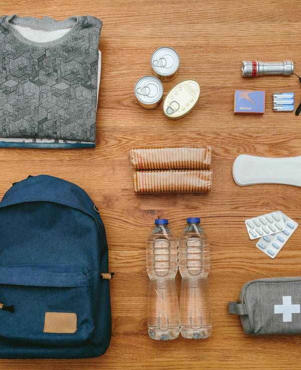 Inhalt eines Notfall-Rucksacks für die Evakuierung bei einer Bombenentschärfung in Köln.