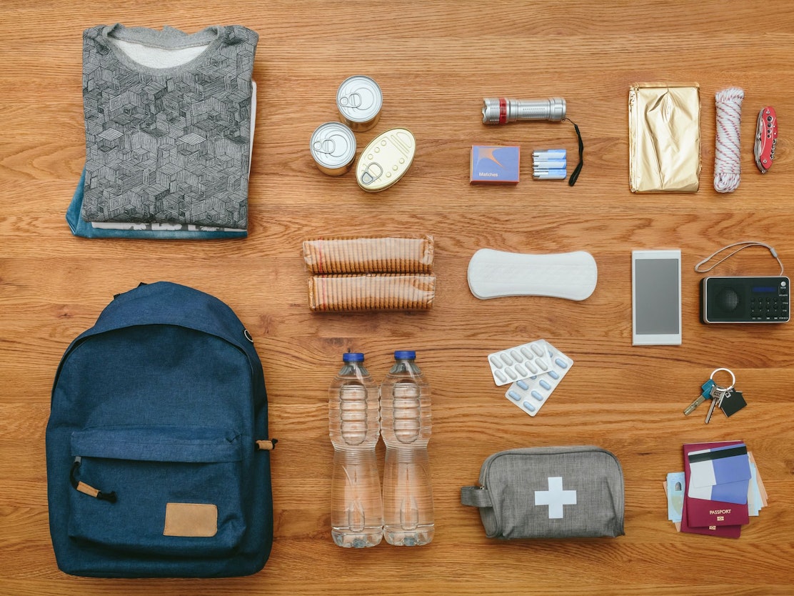 Inhalt eines Notfall-Rucksacks für die Evakuierung bei einer Bombenentschärfung in Köln.