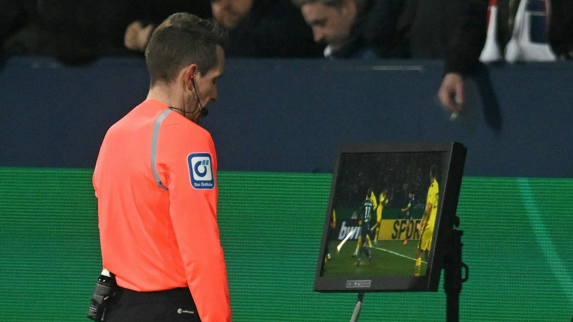 Schiedsrichter Tobias Stieler sieht sich beim Achtelfinal-Spiel des DFB-Pokals in Bochum eine strittige Szene auf dem Video-Monitor an.