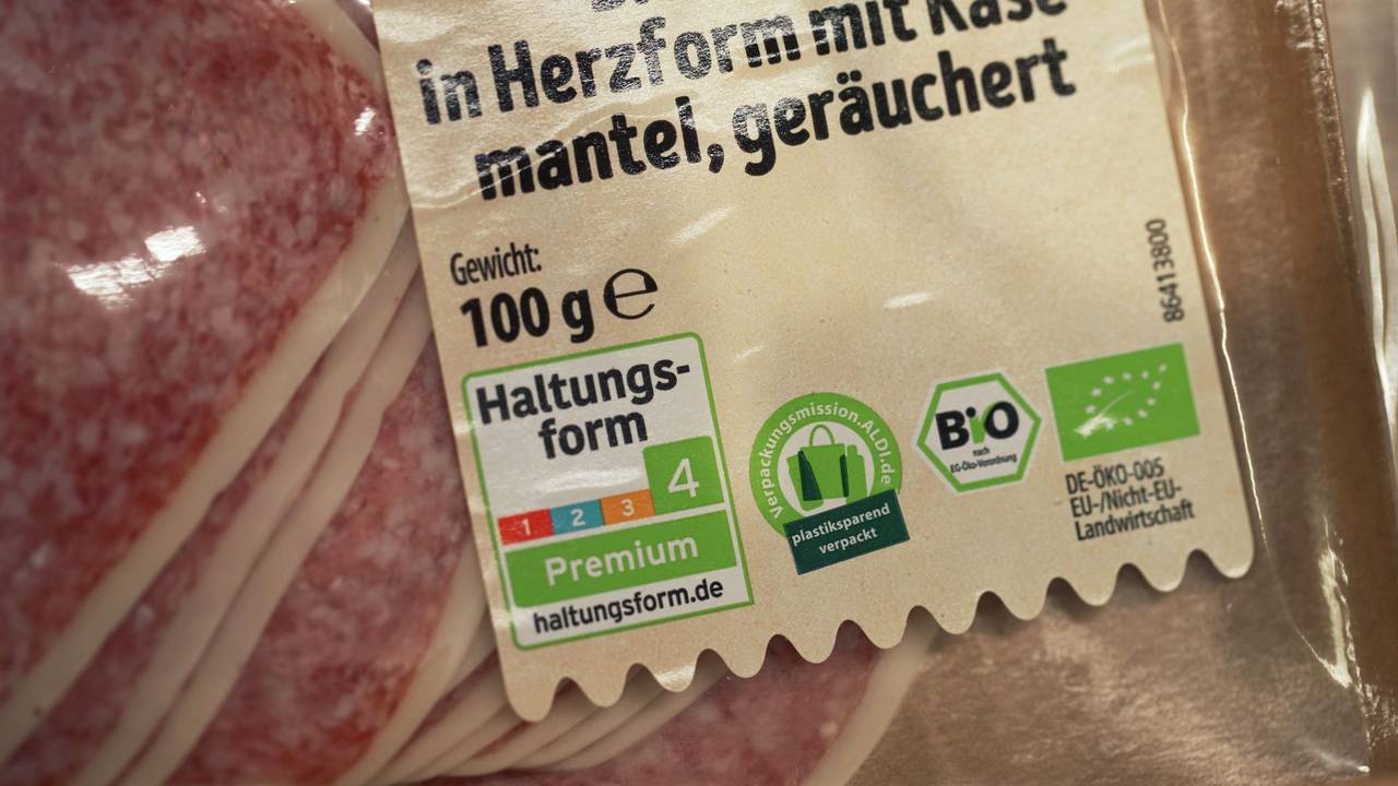 Auf einer Salami-Packung von Aldi ist die Haltungsform 4 ausgewiesen.