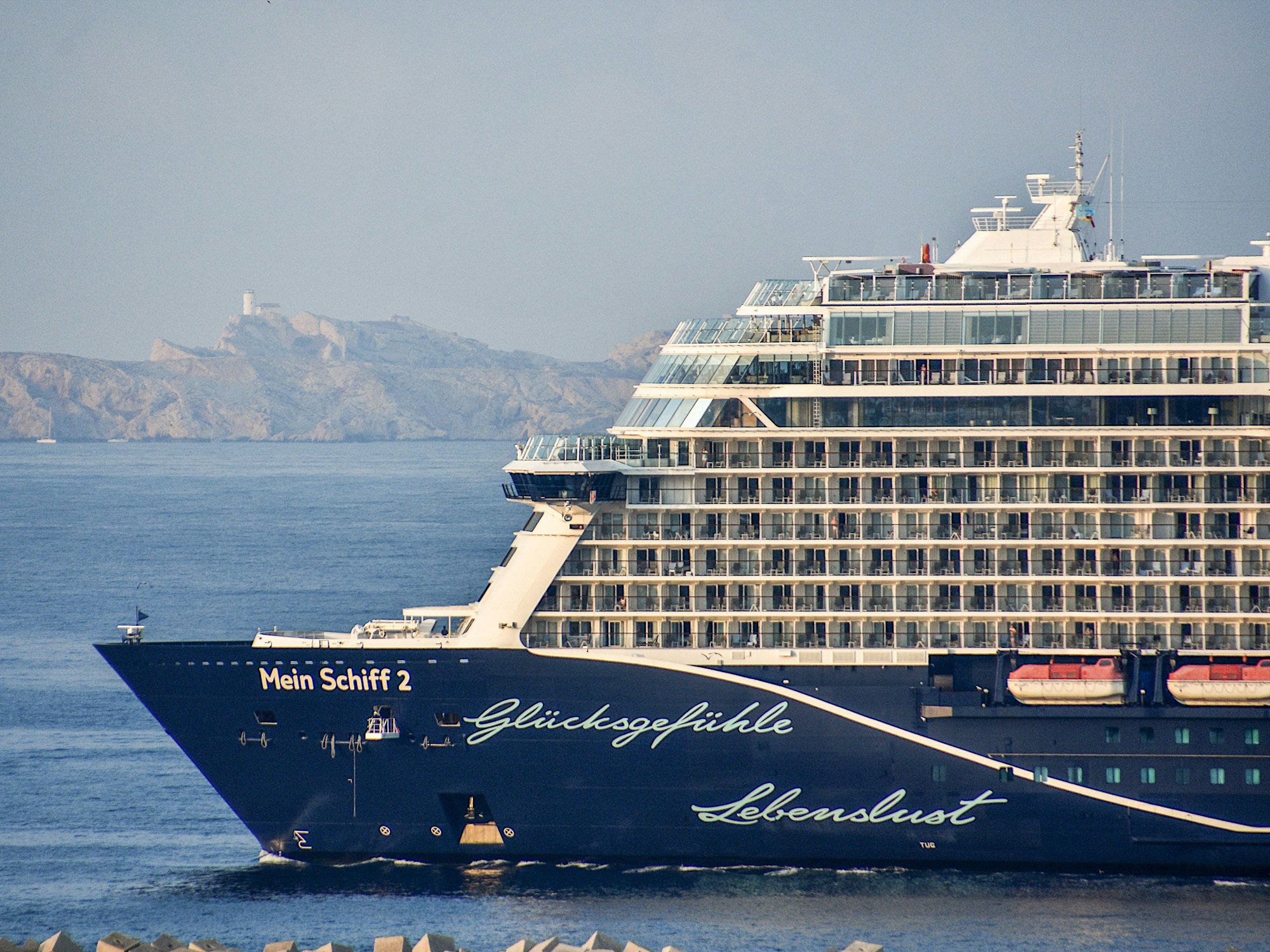 Das Kreuzfahrtschiff „Mein Schiff 2“ von TUI Cruises läuft im Juli 2022 in den französischen Mittelmeerhafen Marseille ein. Einige geplante Kreuzfahrten der TUI Cruises im Herbst 2024 wurden abgesagt. Nun ist bekannt, was die Stornierungen für die Betroffen bedeuten.