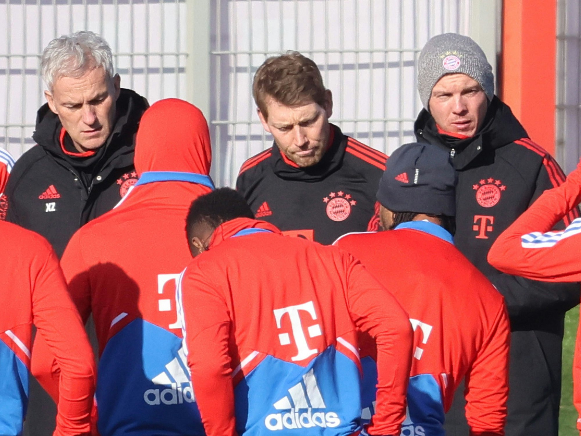 Mannschaftsbesprechung des FC Bayern beim Training.