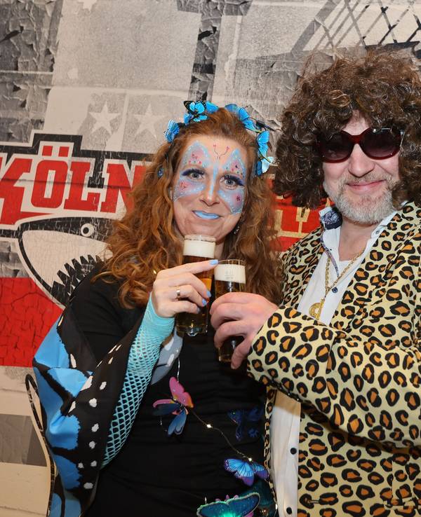 Karnevalssitzung des KEC Kölner Haie, Thomas Brandl mit Frau Verena.