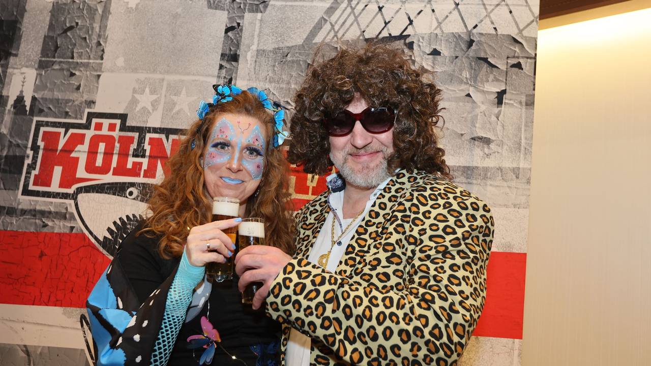 Karnevalssitzung des KEC Kölner Haie, Thomas Brandl mit Frau Verena.