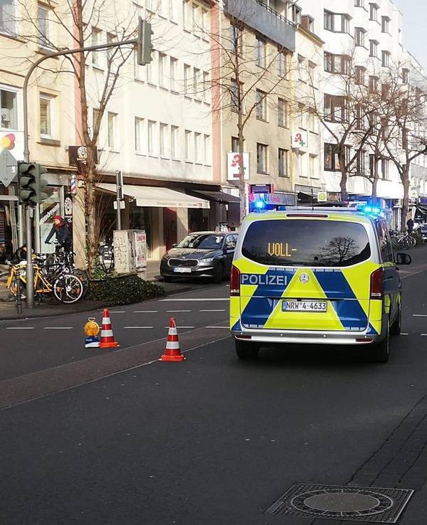 Ein Polizeifahrzeug auf der Dürener Straße in Köln