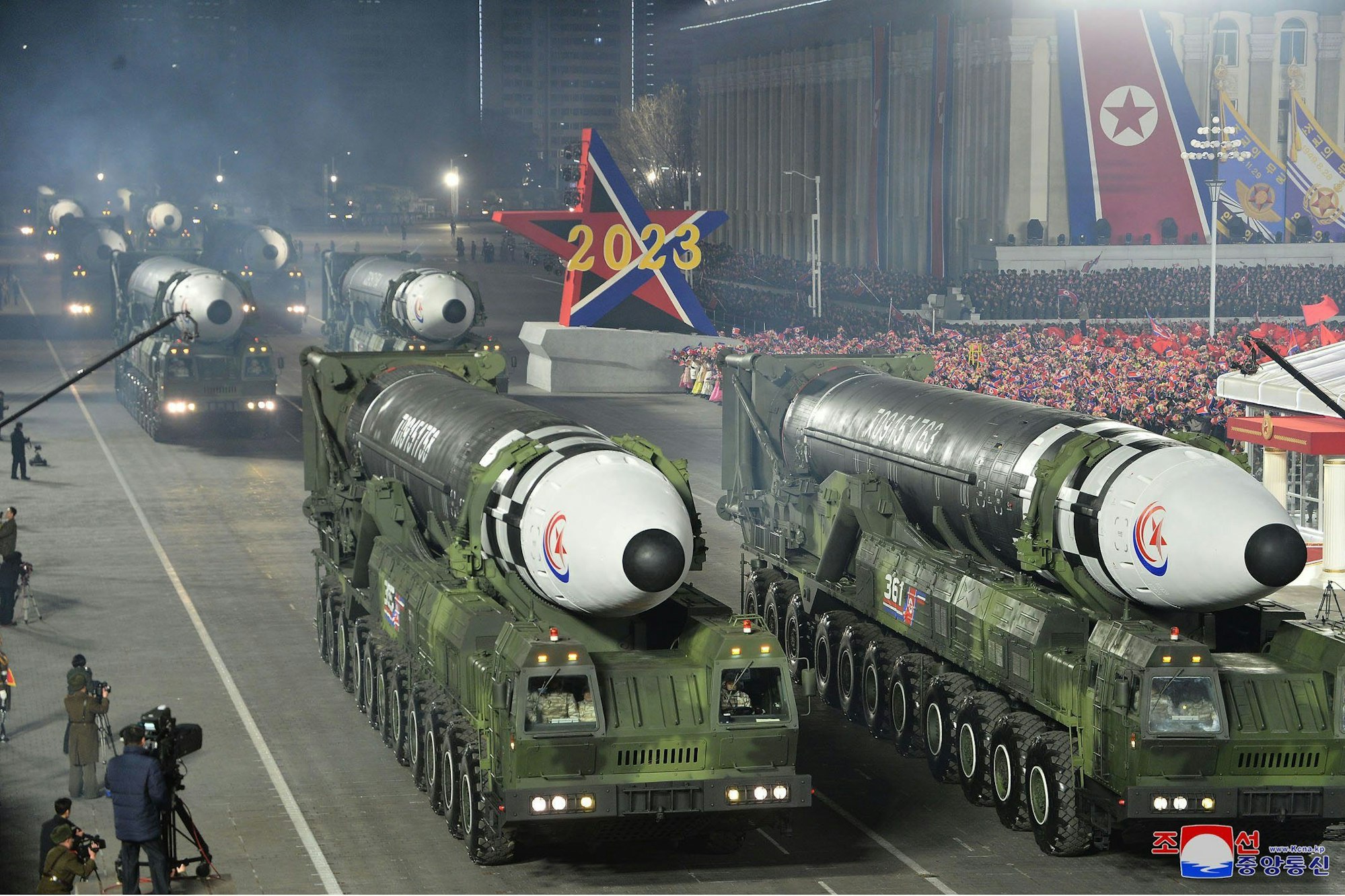 Diese von der staatlichen nordkoreanischen Nachrichtenagentur KCNA zur Verfügung gestellte Aufnahme zeigt Interkontinentalraketen während einer Militärparade anlässlich des 75. Jahrestages der Gründung der Koreanischen Volksarmee auf dem Kim-Il-Sung-Platz. Unabhängigen Journalisten wurde kein Zugang gewährt, um über das Ereignis zu berichten, das in diesem von der nordkoreanischen Regierung verbreiteten Bild dargestellt ist. Der Inhalt dieses Bildes ist wie bereitgestellt und kann nicht unabhängig überprüft werden.