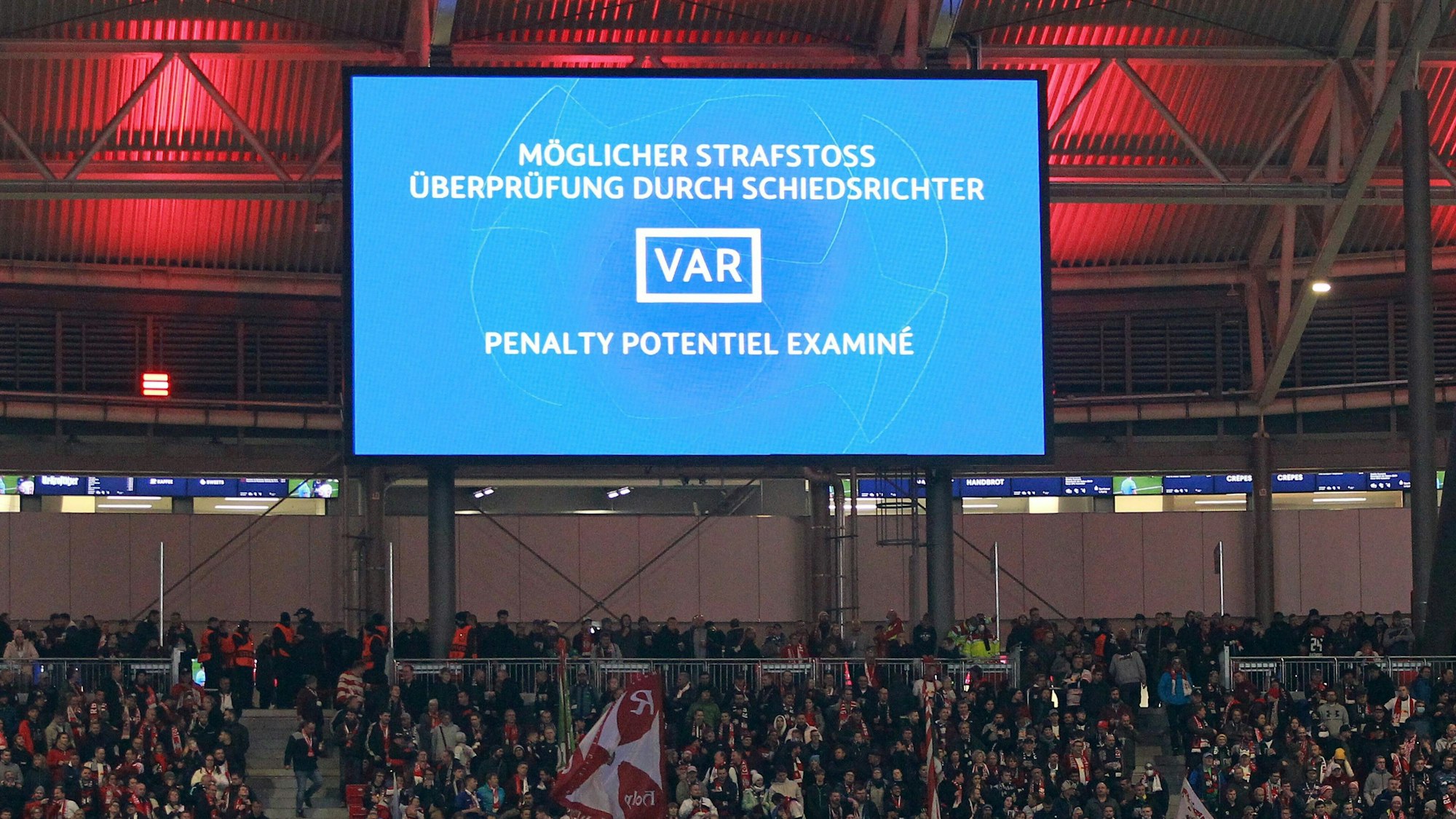 Eine Video-Leinwand im Leipziger Stadion zeigt den Grund für die Überprüfung des Video-Schiedsrichters.