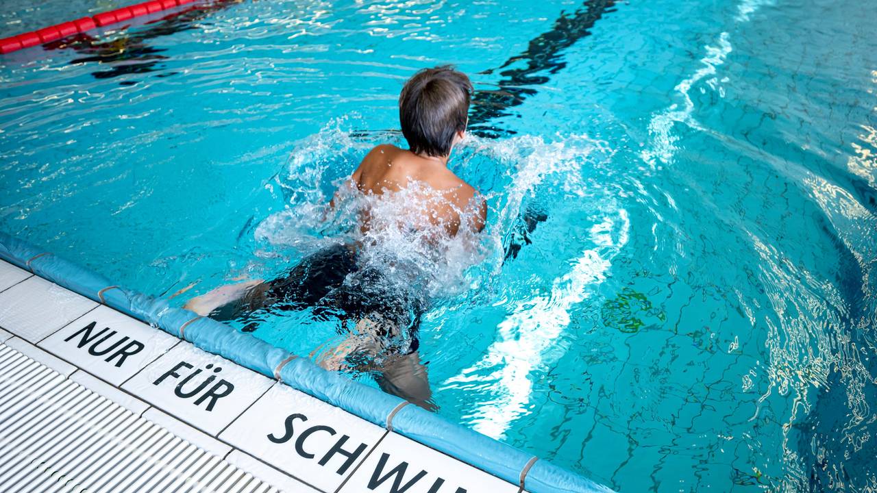 Ein Kind schwimmt im Stadtbad Märkisches Viertel. Auf den Fliesen steht die Aufschrift "nur für Schwimmer".