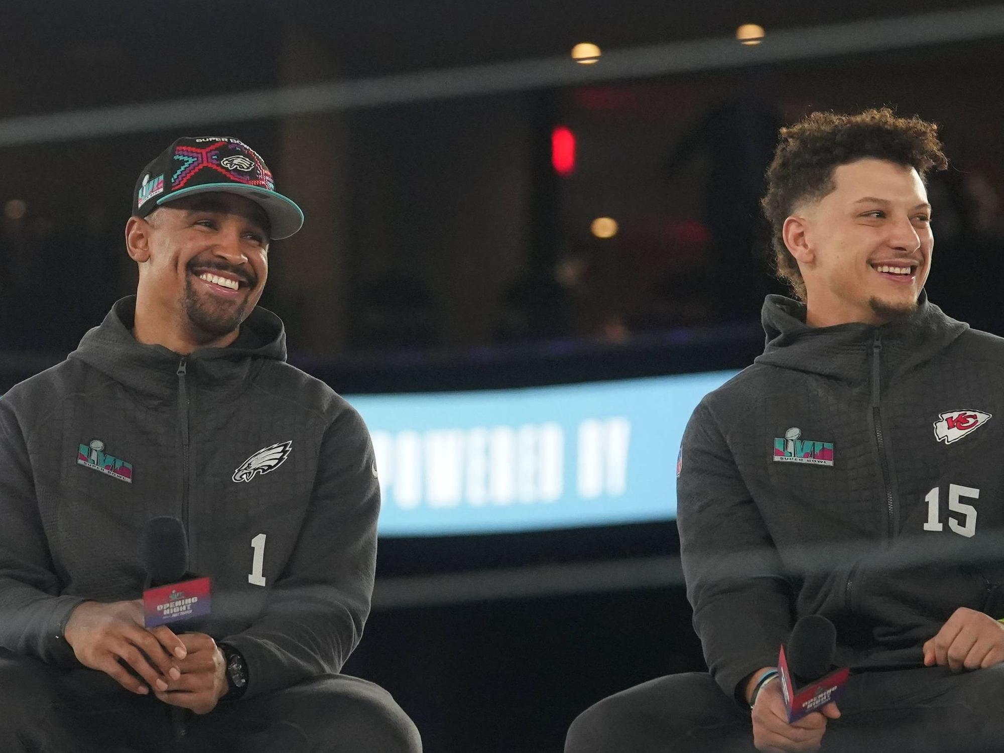 Die beiden Quarterbacks Jalen Hurts (Philadelphia Eagles) und Patrick Mahomes (Kansas City Chiefs)