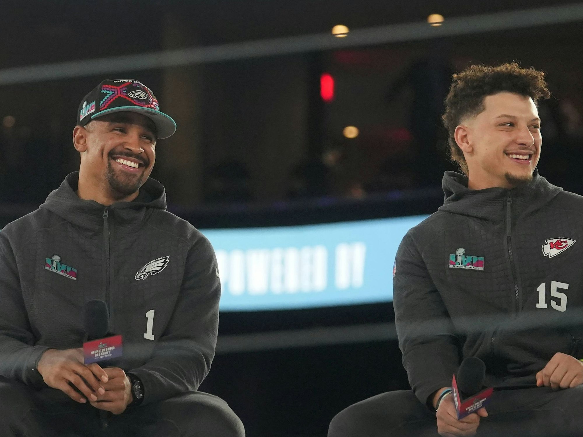 Die beiden Quarterbacks Jalen Hurts (Philadelphia Eagles) und Patrick Mahomes (Kansas City Chiefs)