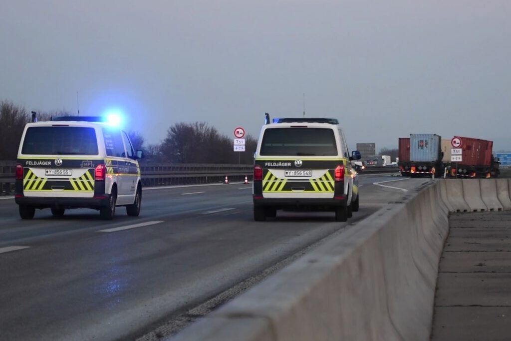 Mit Sprengstoff beladene Militärlaster der US-Army sind auf der Autobahn 6 verunglückt.