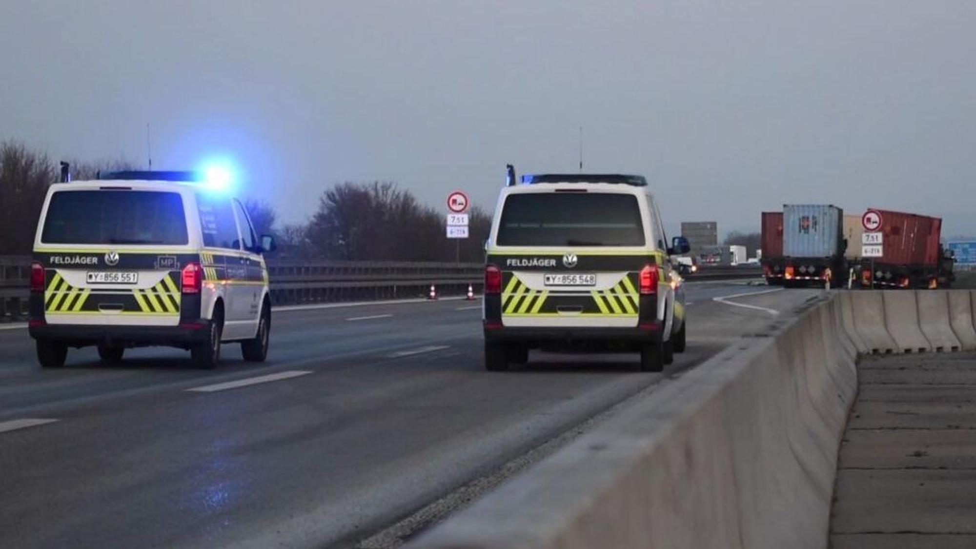 Mit Sprengstoff beladene Militärlaster der US-Army sind auf der Autobahn 6 verunglückt.