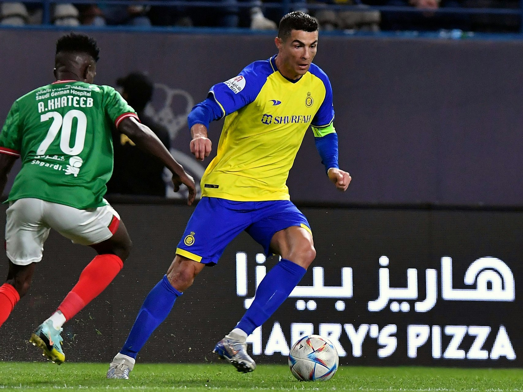 Cristiano Ronaldo (r) von Al Nassr in Aktion.