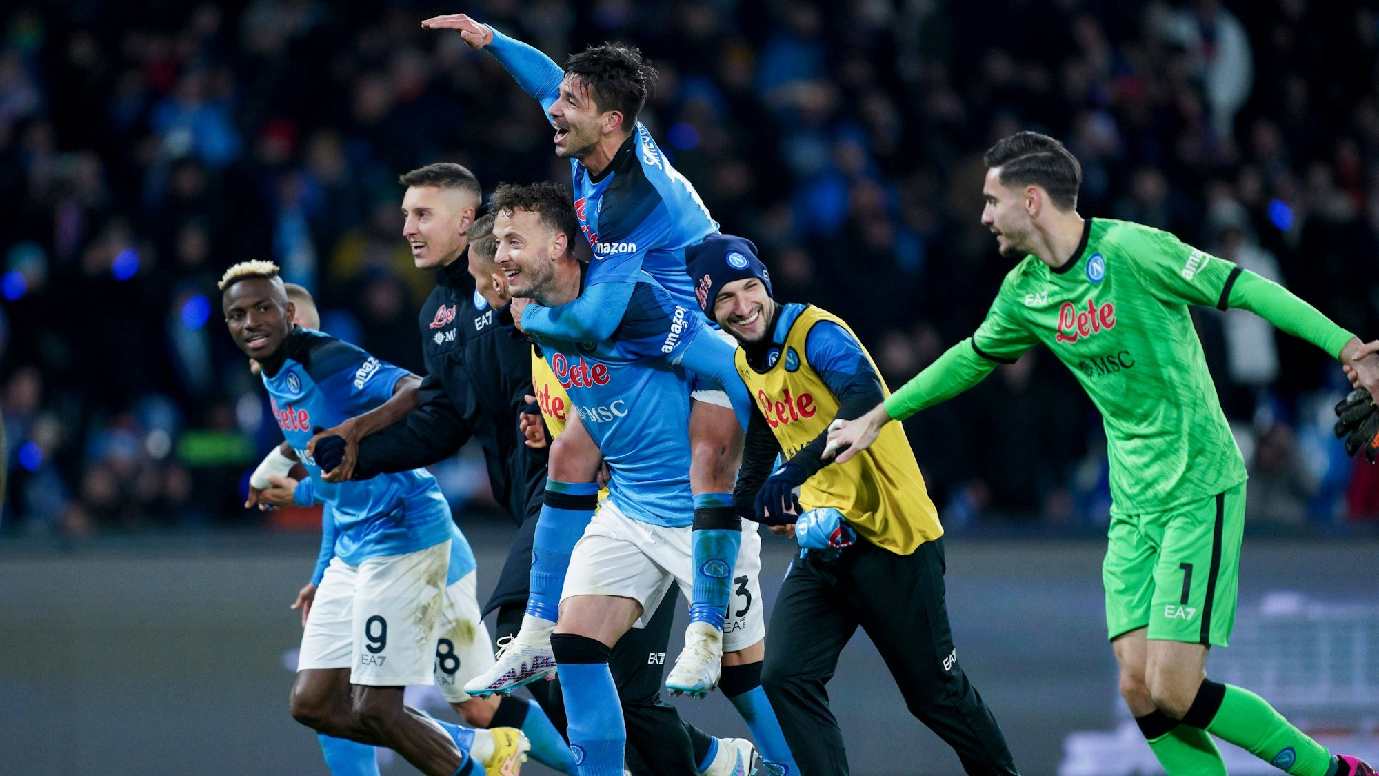 Spieler des SSC Neapel feiern gemeinsam ihren Sieg über die Roma am 29. Januar 2023.
