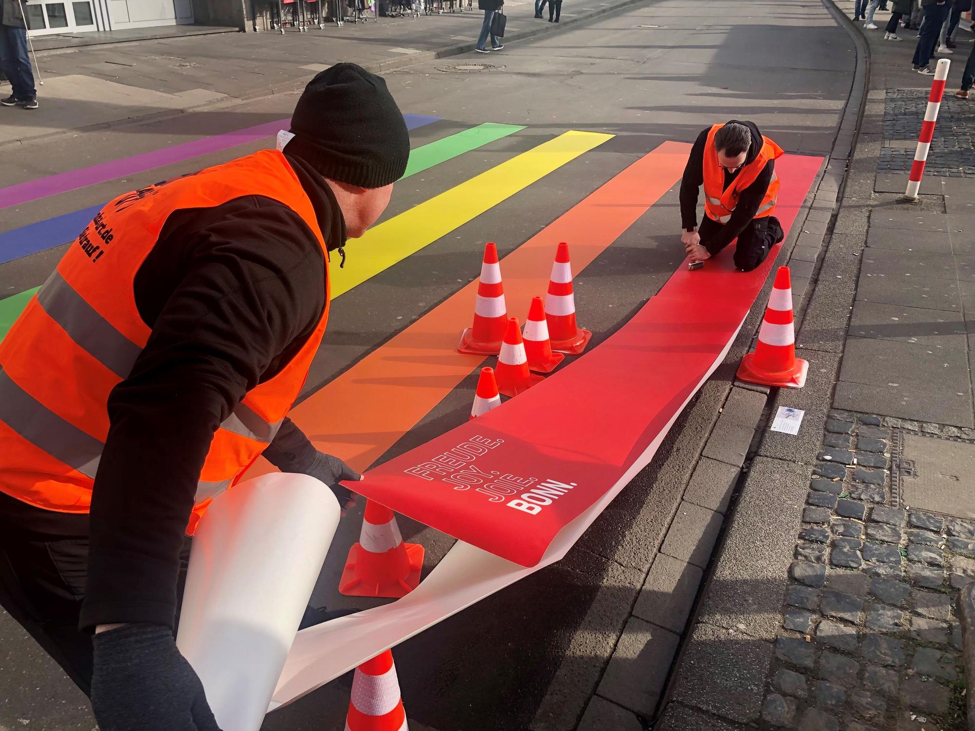 Am Donnerstag (9. Februar 2023) ist in Bonn ein Fußgängerüberweg in Regenbogenfarben installiert worden. Auch in Köln ist das geplant.