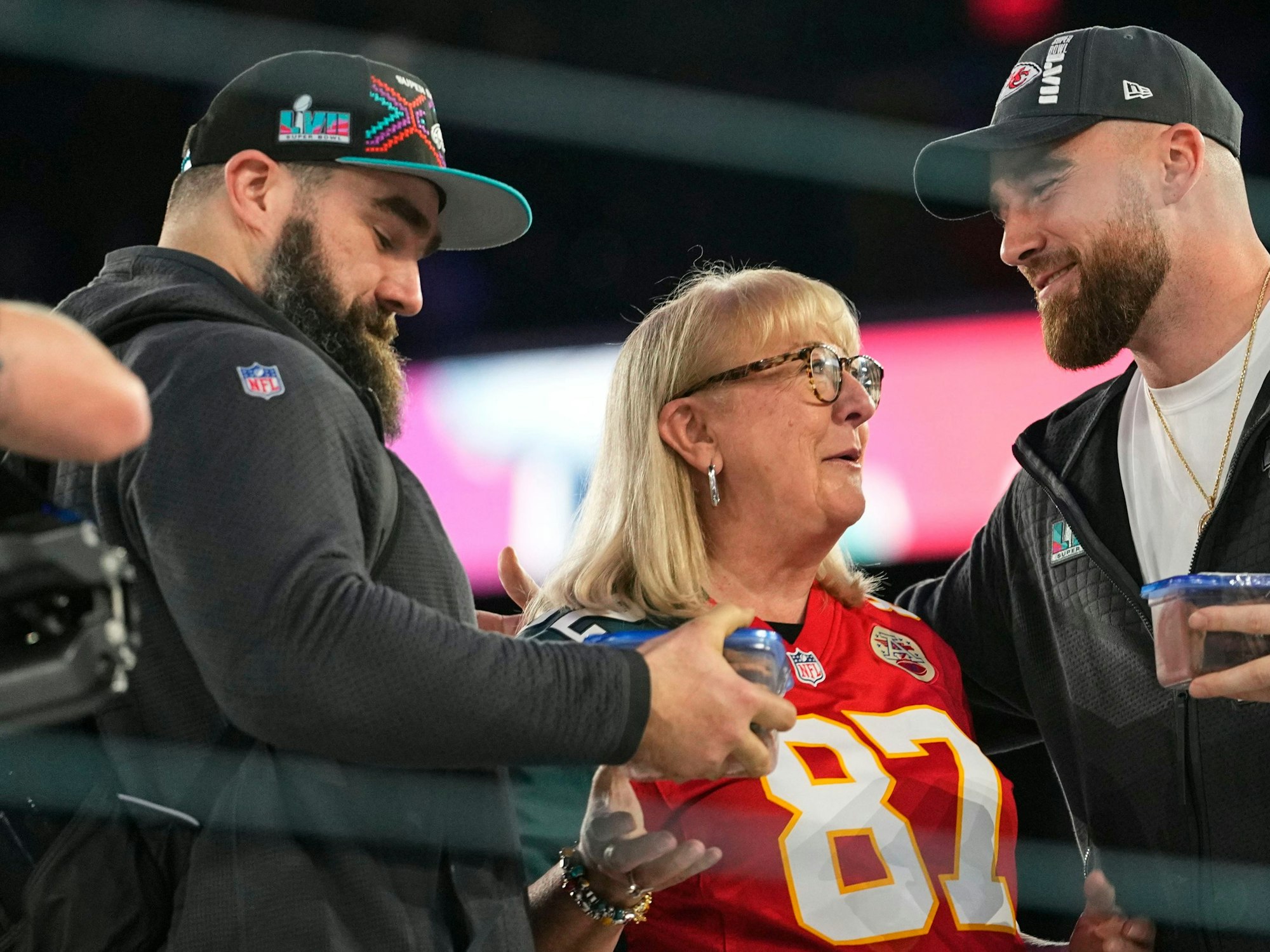Donna Kelce mit ihren Söhnen Jason Kelce und Travis Kelce am 6. Februar 2023.