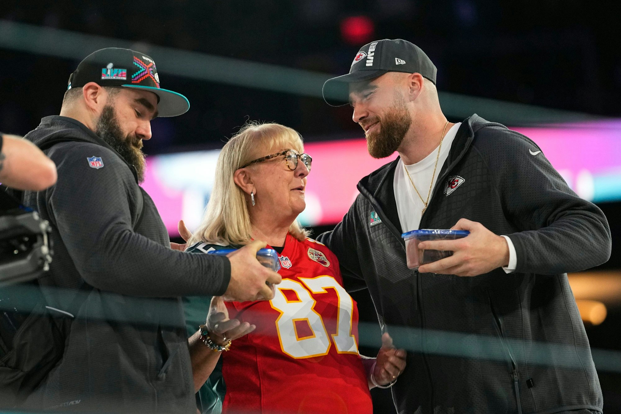 Donna Kelce mit ihren Söhnen Jason Kelce und Travis Kelce. Vor dem Super Bowl hat sie beiden Cookies gebracht.