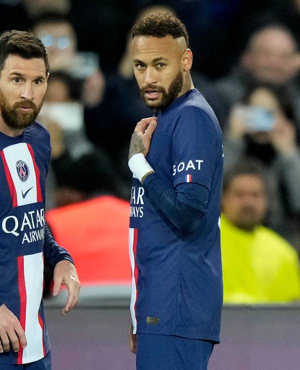 Neymar (r) und Lionel Messi von PSG unterhalten sich während des Spiels.