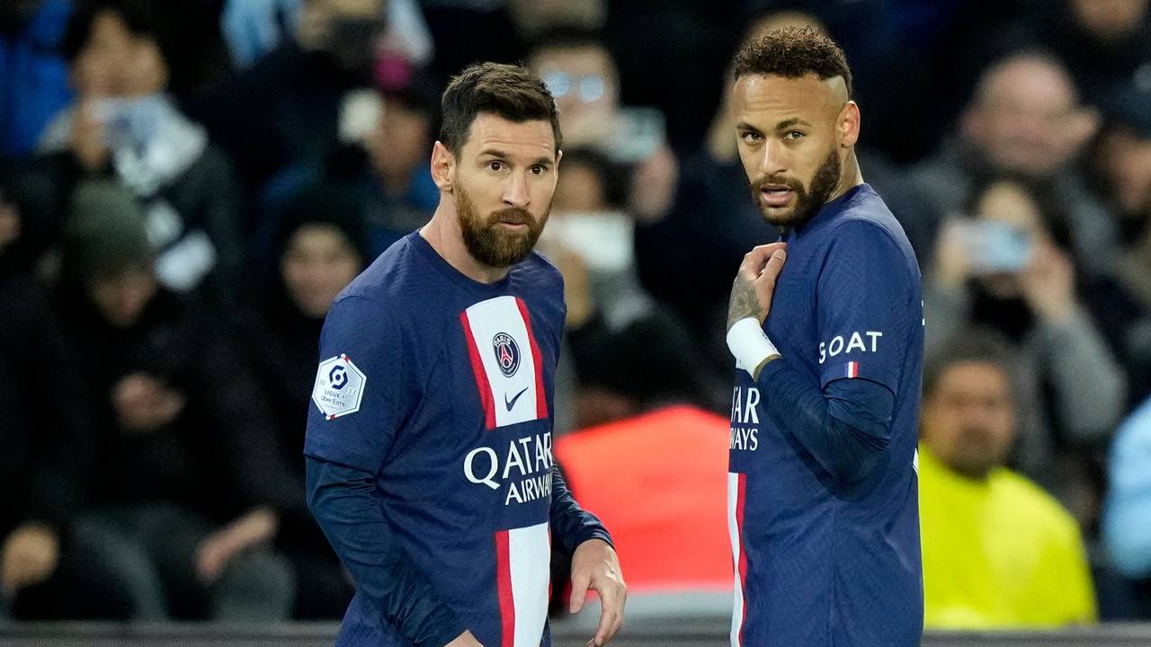 Neymar (r) und Lionel Messi von PSG unterhalten sich während des Spiels.