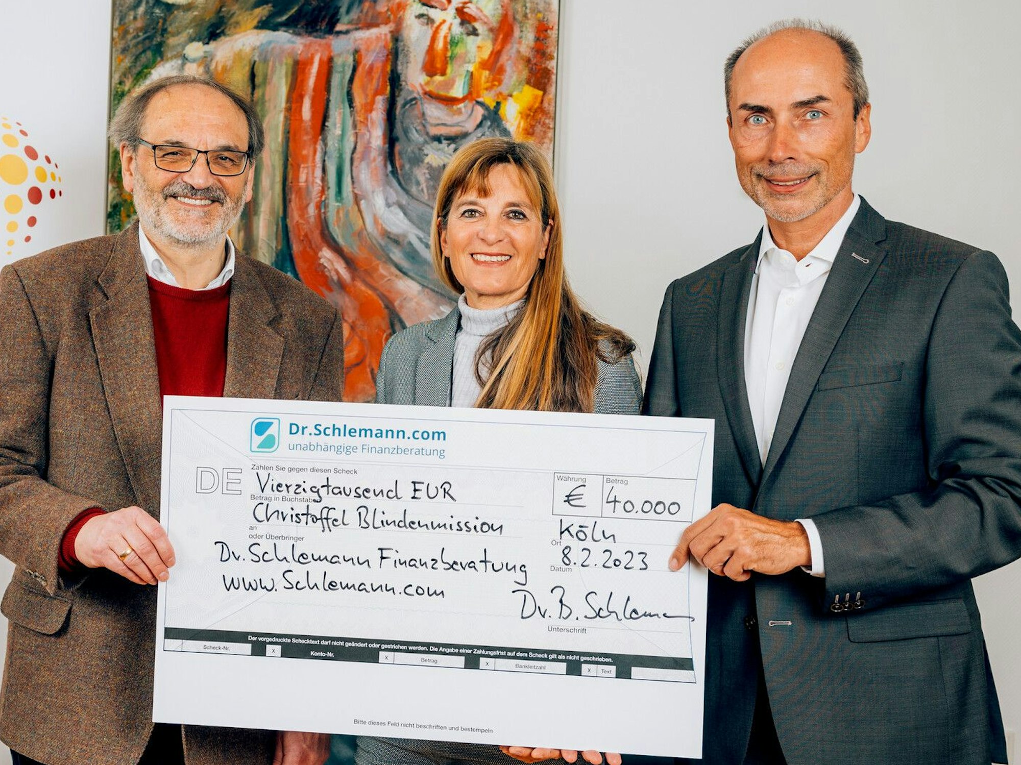 Dr. Lisa Schlemann (Mitte) und Dr. Berndt Schlemann (re.) bei der Scheckübergabe an CBM-Vorstand Dr. Peter Schießl (li.)