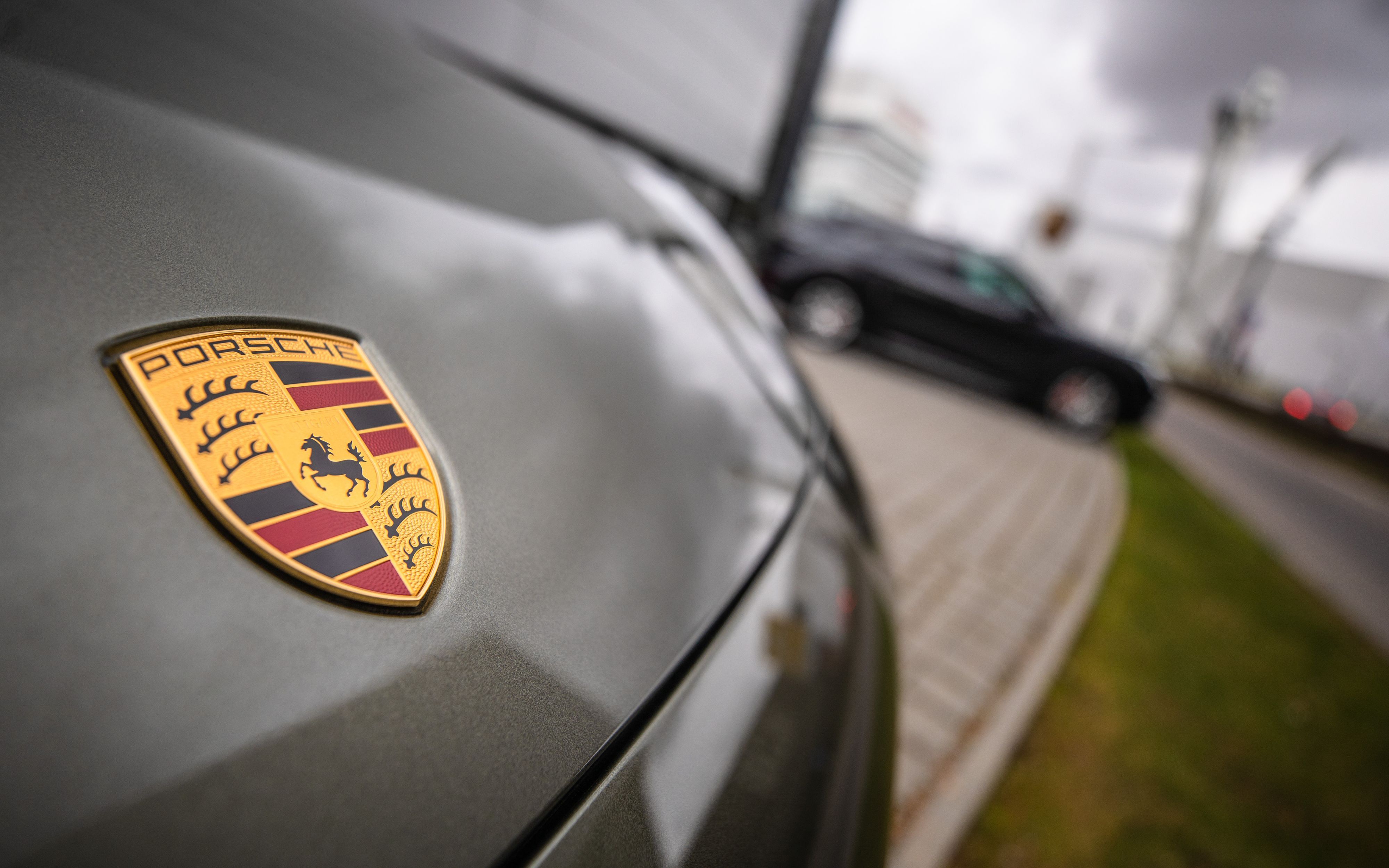 Das Porsche-Logo ist am Firmensitz in Stuttgart-Zuffenhausen auf einem Auto zu sehen.