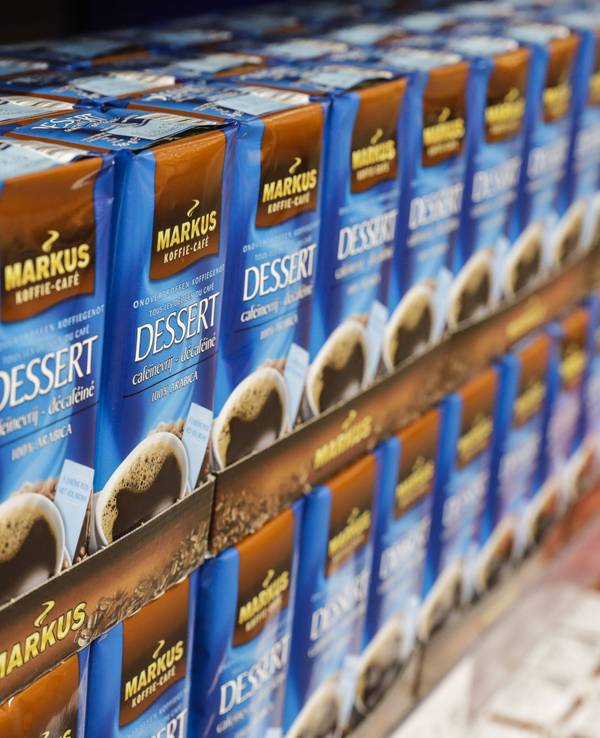 Kaffeepackungen stehen in einem Aldi-Regal.