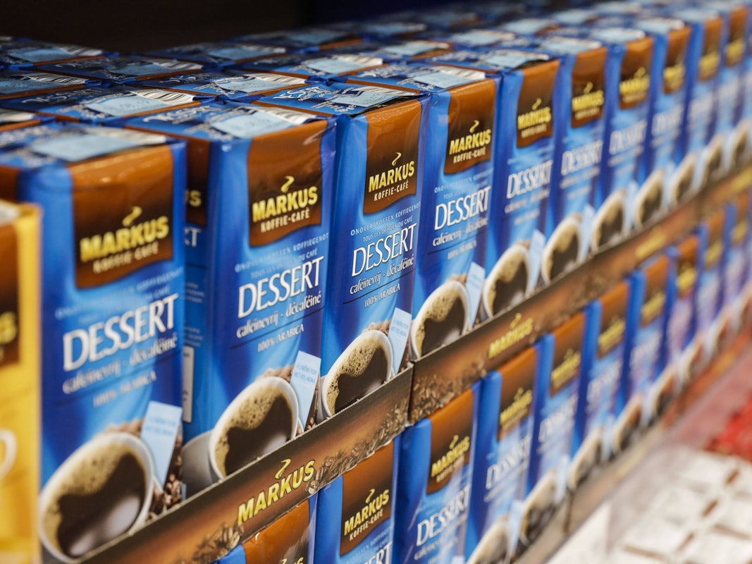 Kaffeepackungen stehen in einem Aldi-Regal.