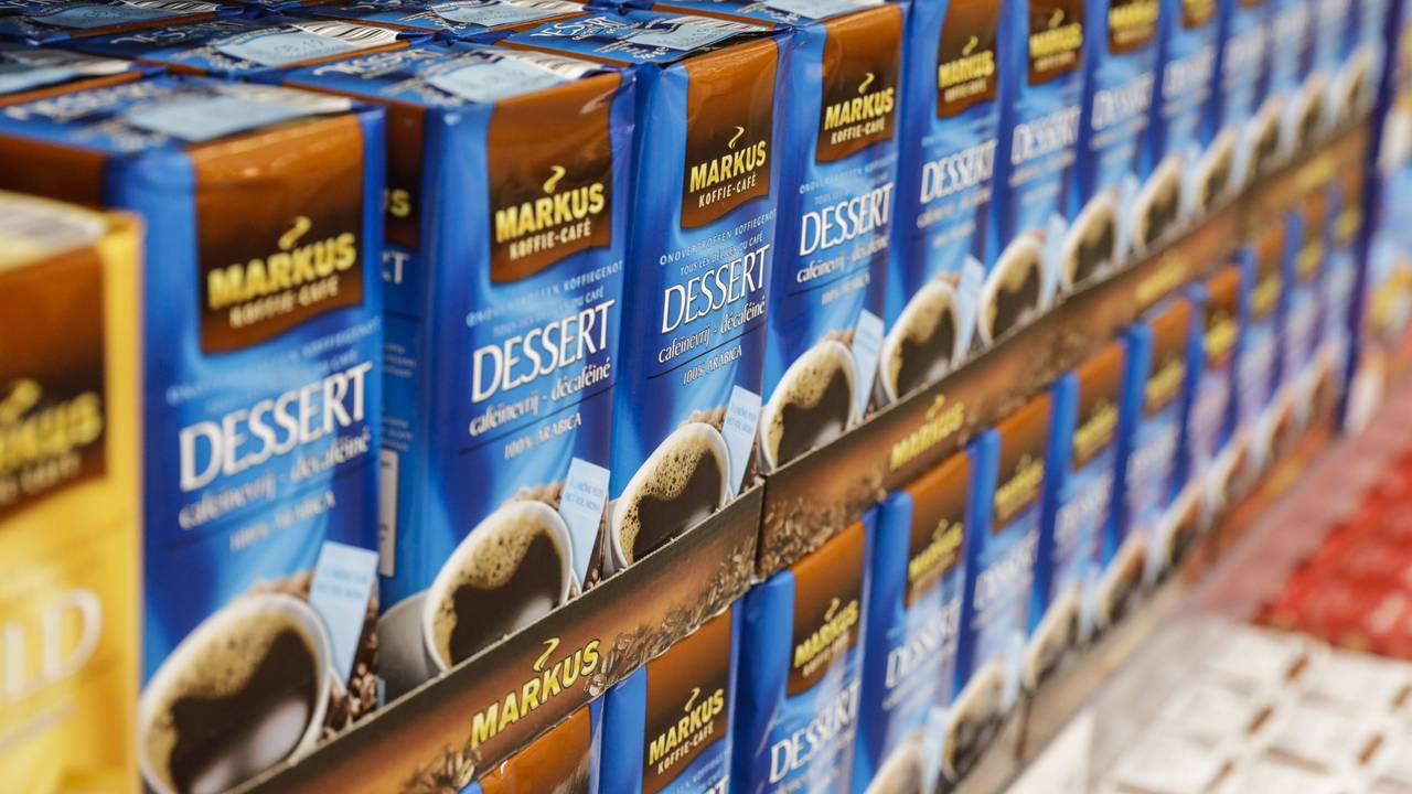 Kaffeepackungen stehen in einem Aldi-Regal.
