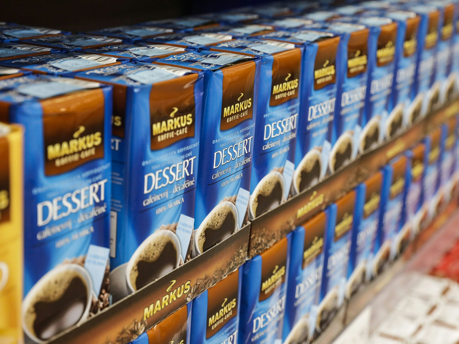 Kaffeepackungen stehen in einem Aldi-Regal.