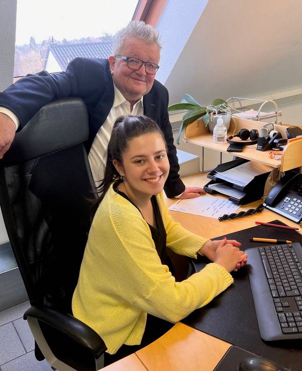 Agentur-Chef Horst Müller mit seiner Azubine Nina Niederländer am Freitag (10. Februar) in seiner Agentur
