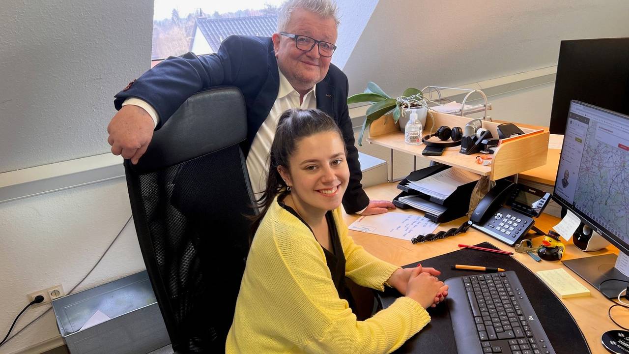 Agentur-Chef Horst Müller mit seiner Azubine Nina Niederländer am Freitag (10. Februar) in seiner Agentur