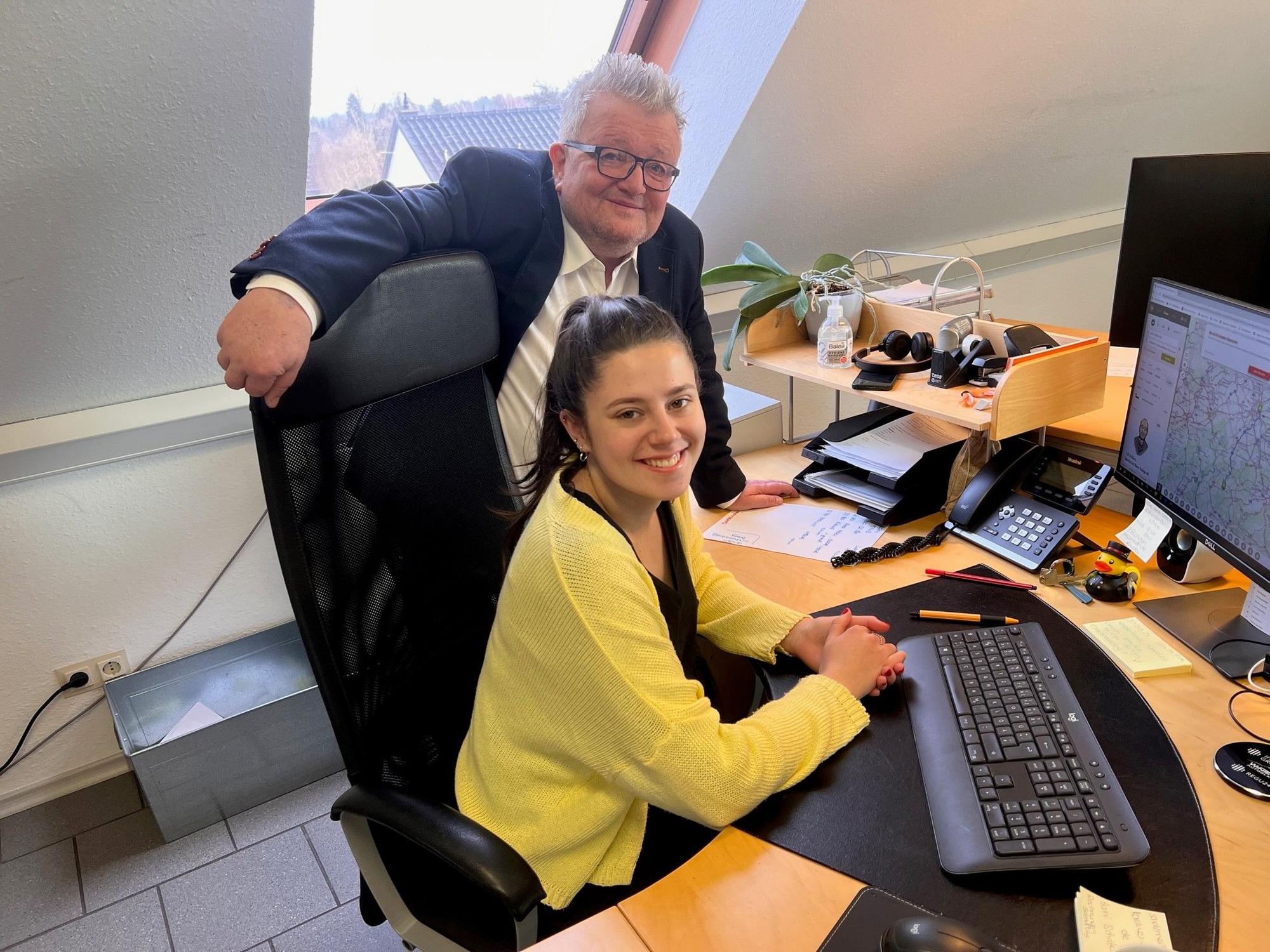 Agentur-Chef Horst Müller mit seiner Azubine Nina Niederländer am Freitag (10. Februar) in seiner Agentur