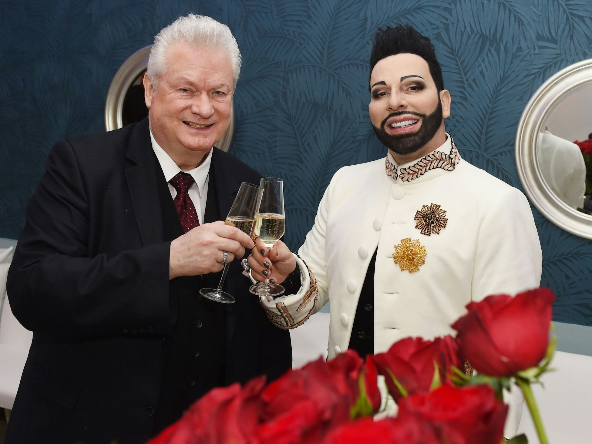 Modedesigner Harald Glööckler (r) stößt mit Ehemann Dieter Schroth bei ihrer Hochzeit am 11.02.2015 in Berlin an.