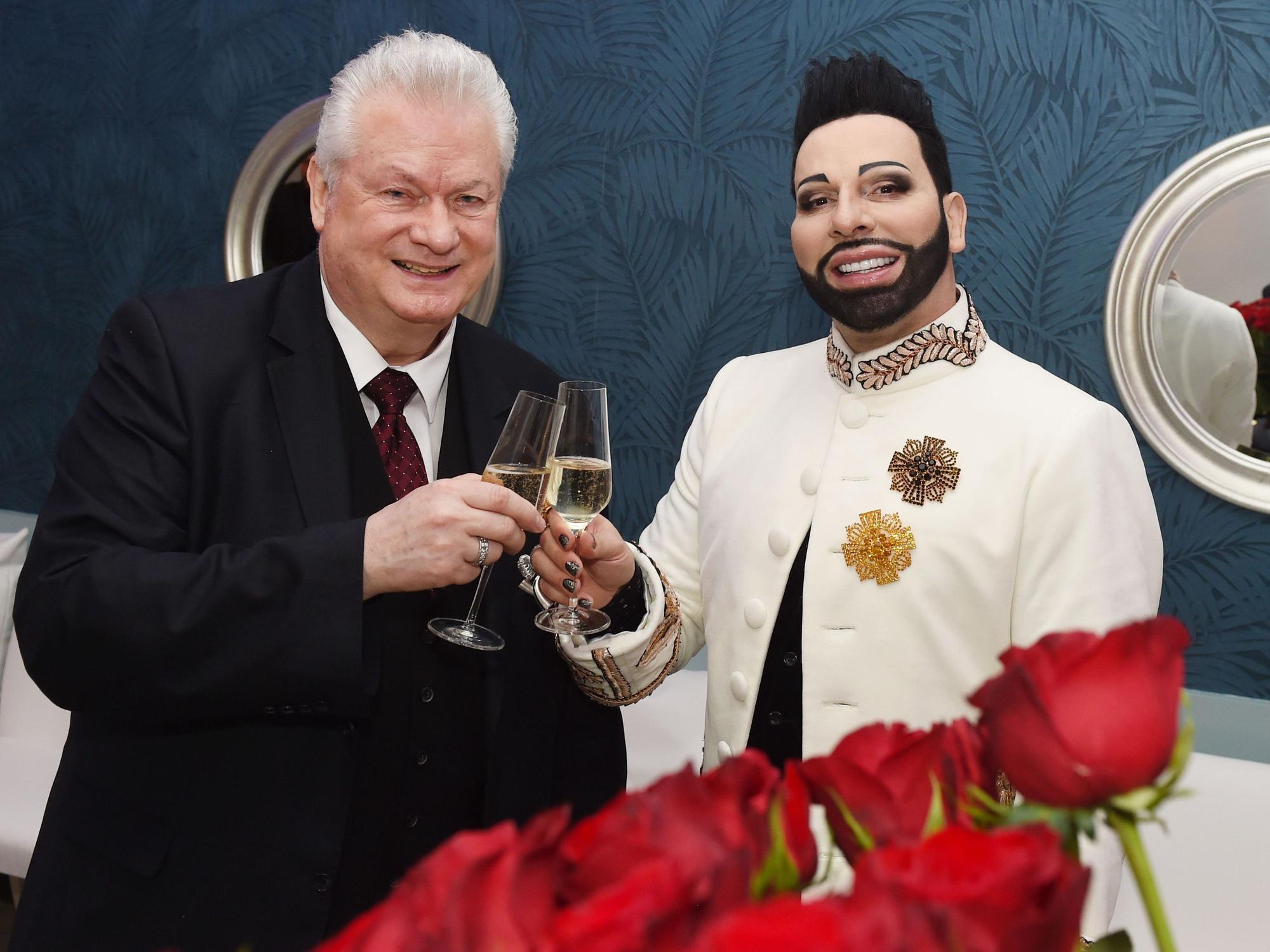 Modedesigner Harald Glööckler (r) stößt mit Ehemann Dieter Schroth bei ihrer Hochzeit am 11.02.2015 in Berlin an.