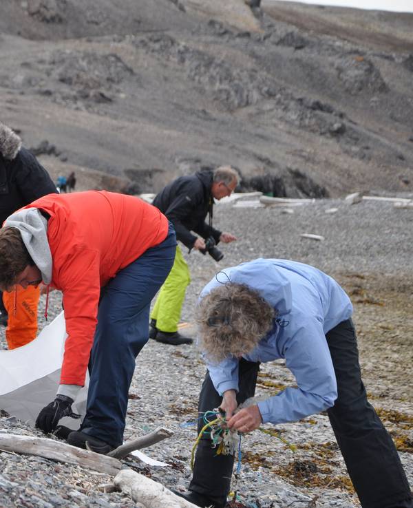 Bürgerwissenschaftler und -wissenschaftlerinnen sammeln Plastikmüll an einem Strand von Spitzbergen. Eine Untersuchung des Alfred-Wegener-Instituts hat nun ergeben, dass ein wesentlicher Teil des Mülls auch aus Deutschland stammt.