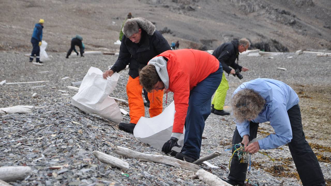 Bürgerwissenschaftler und -wissenschaftlerinnen sammeln Plastikmüll an einem Strand von Spitzbergen. Eine Untersuchung des Alfred-Wegener-Instituts hat nun ergeben, dass ein wesentlicher Teil des Mülls auch aus Deutschland stammt.