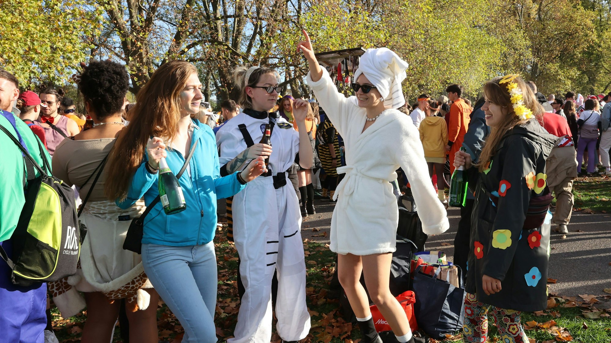 Jecke feiern den Sessionsauftakt auf der Uniwiese.