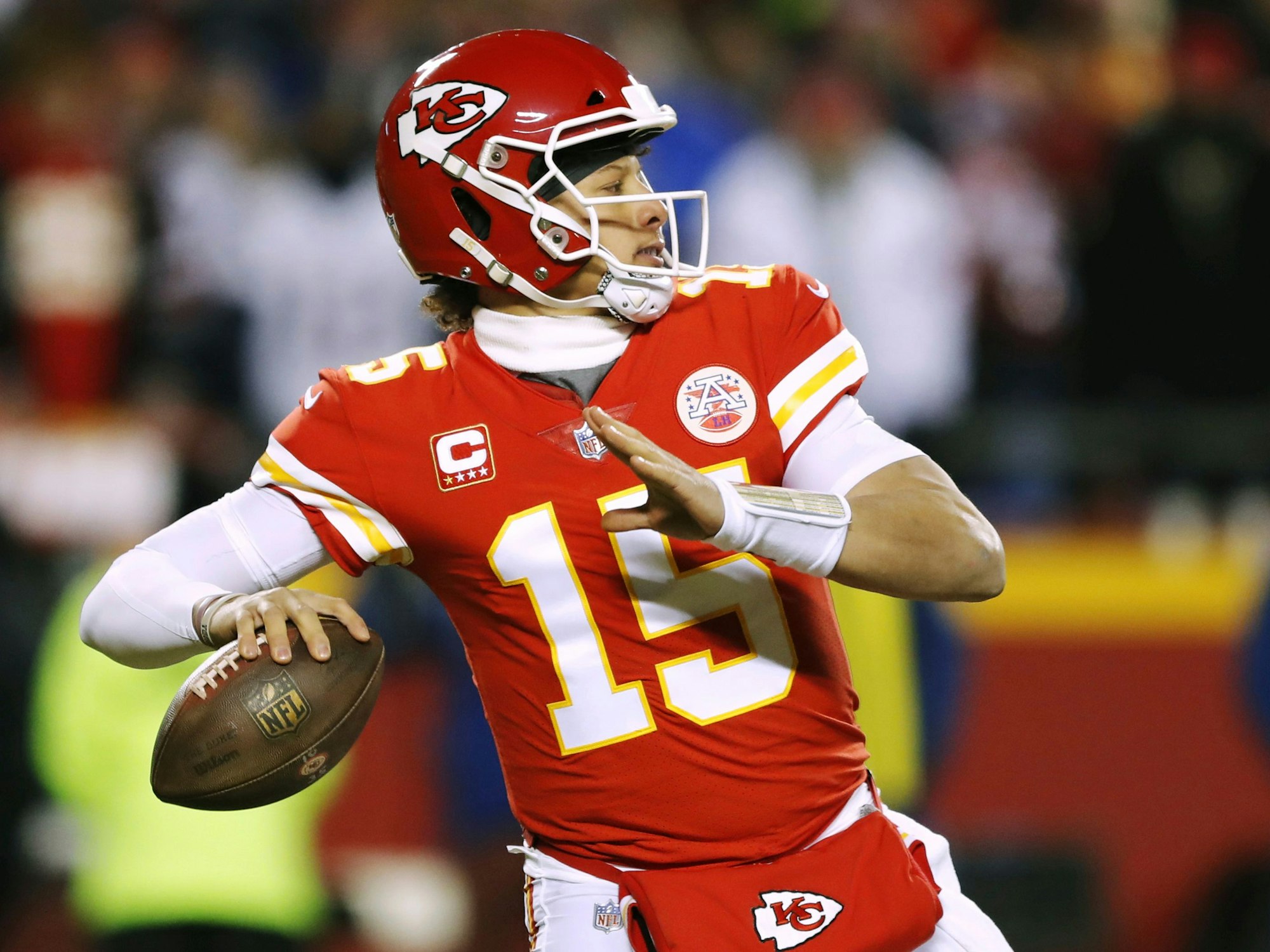 Quarterback Patrick Mahomes von Kansas wirft im Januar 2019 einen Pass während des Spiels gegen die Patriots.