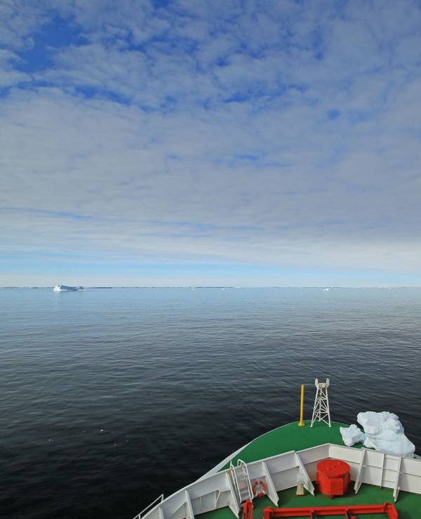 Polarstern im Januar 2023 im eisfreien Bellingshausenmeer, Westantarktis.
Polarstern in ice free Bellingshausen Sea, West Antarctica, in January 2023.