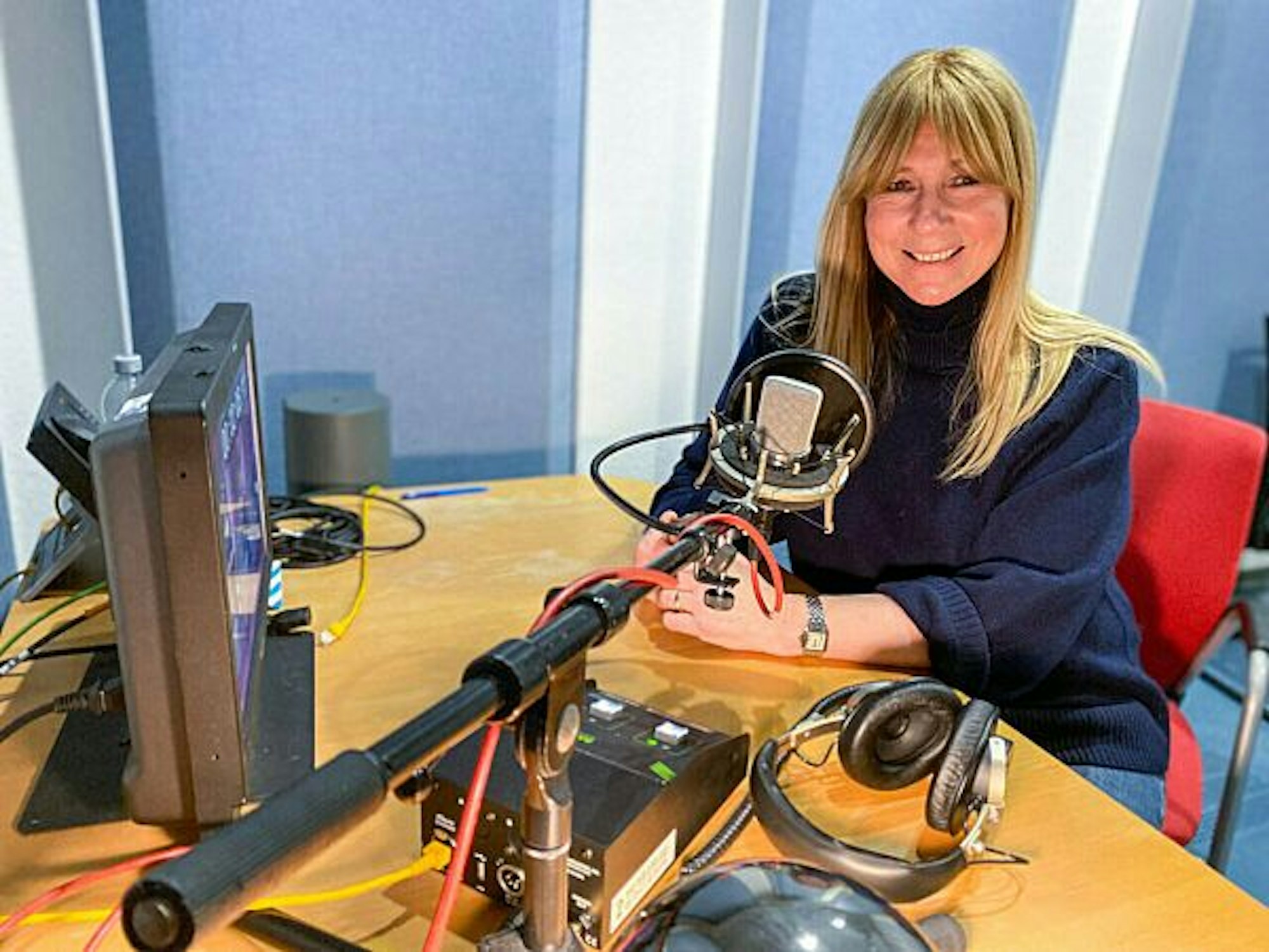 Susi Müller, die Stimme des ehemaligen TV-"Herzblatt" sitzt im Tonstudio (undatierte Aufnahme). Die aus dem langjährigen ARD-Flirtformat «Herzblatt» bekannte Radiomoderatorin leiht ihre Stimme nun dem «Dating Game» genannten Show-Revival bei Sat.1 (13.2., 20.15 Uhr).