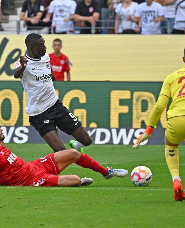 Marvin Schwäbe und Jonas Hector wollen Eintracht Frankfurts Randal Kolo Muani stoppen.
