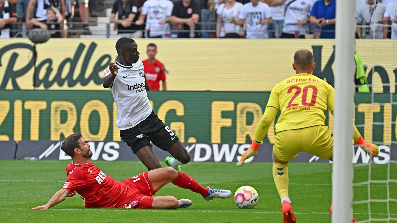 Marvin Schwäbe und Jonas Hector wollen Eintracht Frankfurts Randal Kolo Muani stoppen.