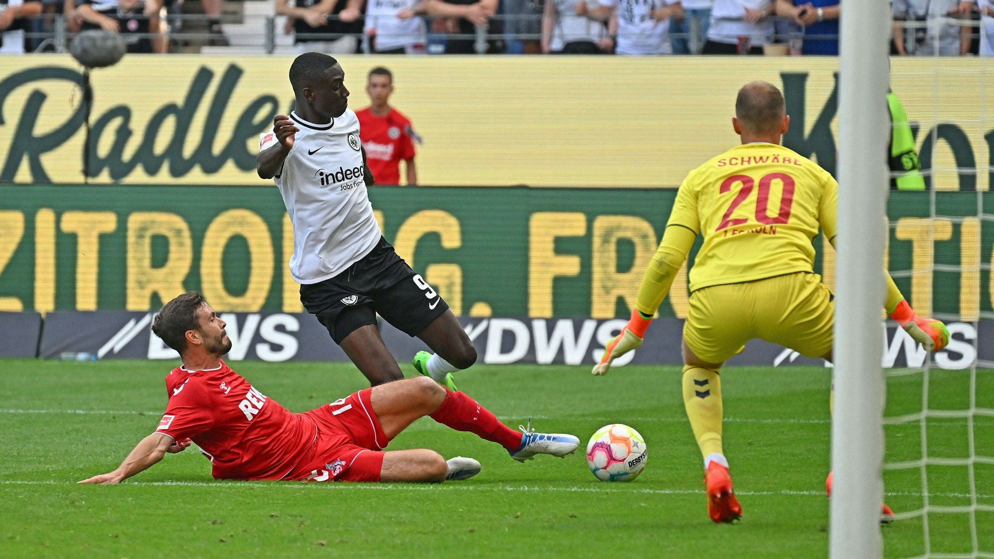 Marvin Schwäbe und Jonas Hector wollen Eintracht Frankfurts Randal Kolo Muani stoppen.