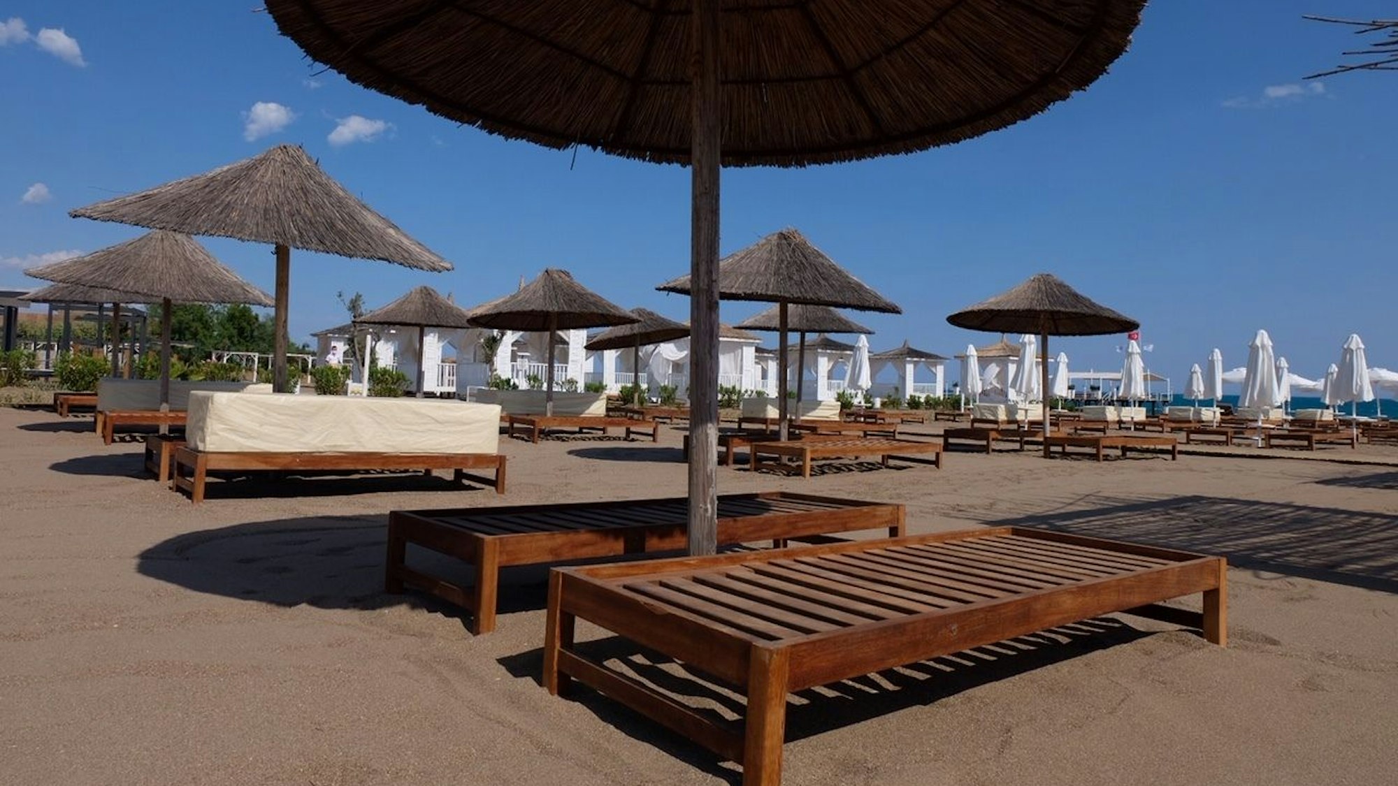 Das undatierte Foto zeigt Sonnenliegen und -schirme am Strand in Antalya.