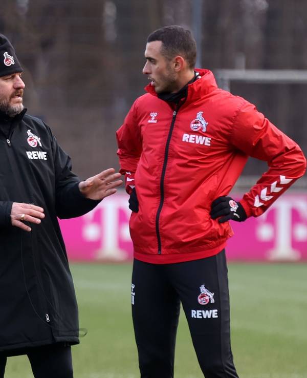 Steffen Baumgart spricht im Training mit Ellyes Skhiri.