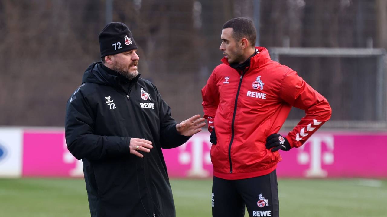 Steffen Baumgart spricht im Training mit Ellyes Skhiri.